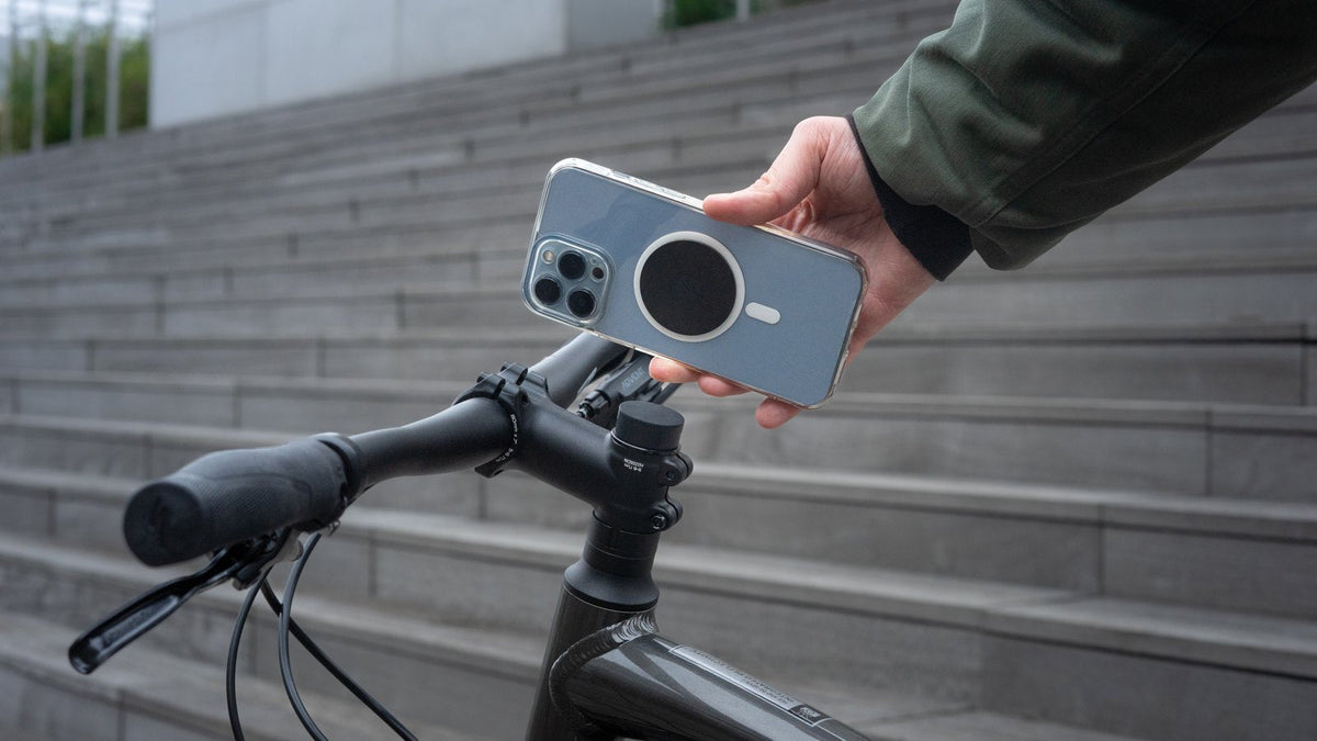 Support téléphone Shapeheart fixé sur la potence d'un vélo, vue de côté