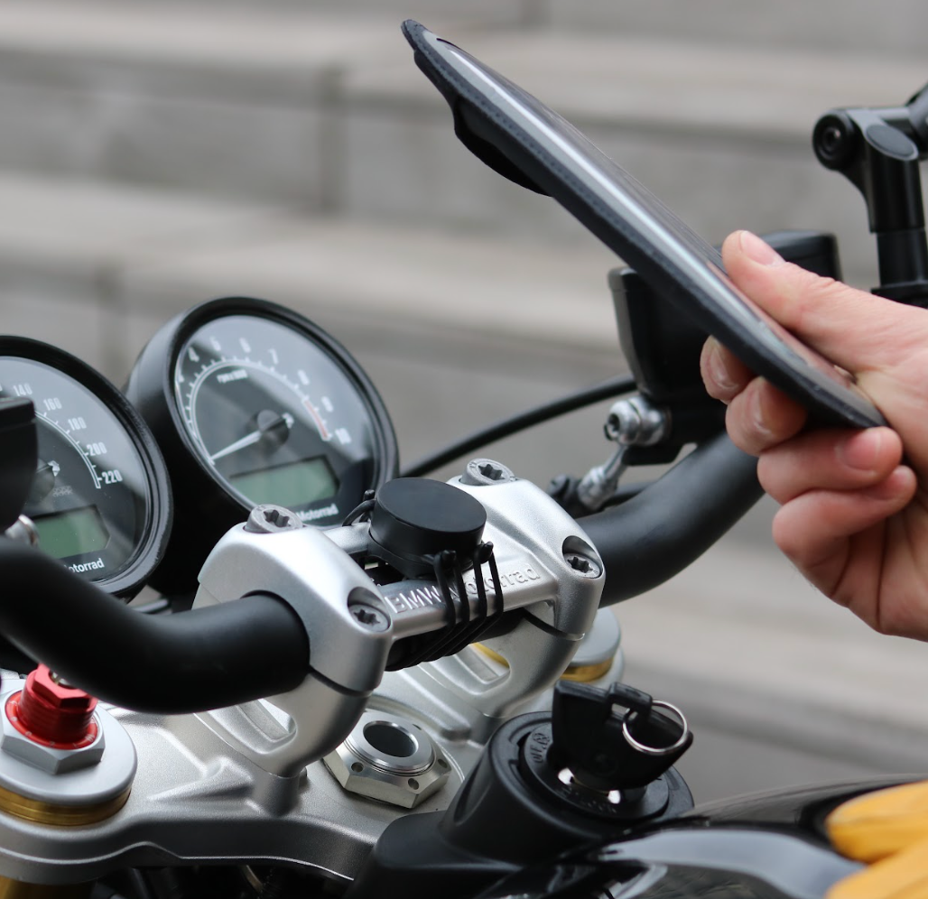 Supporto per telefono fissato sul pontet di una Yamaha MT07