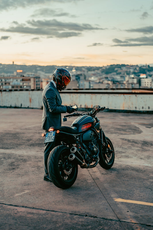Motard en ville lors d’un trajet domicile-travail, roulant entre les voitures avec aisance et équipement adapté.