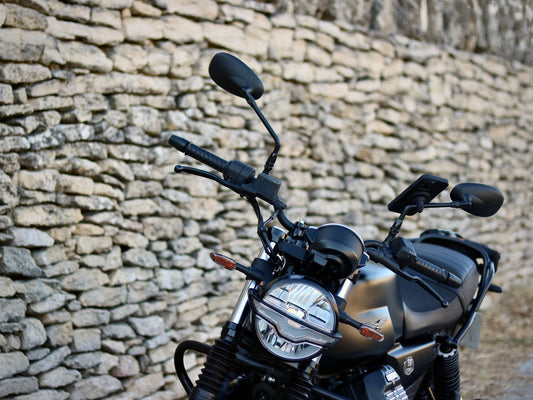 Support téléphone Moto PRO BOOST fixé sur le guidon d'une moto, recommandé pour la Honda Africa Twin en usage trail et roadtrip.