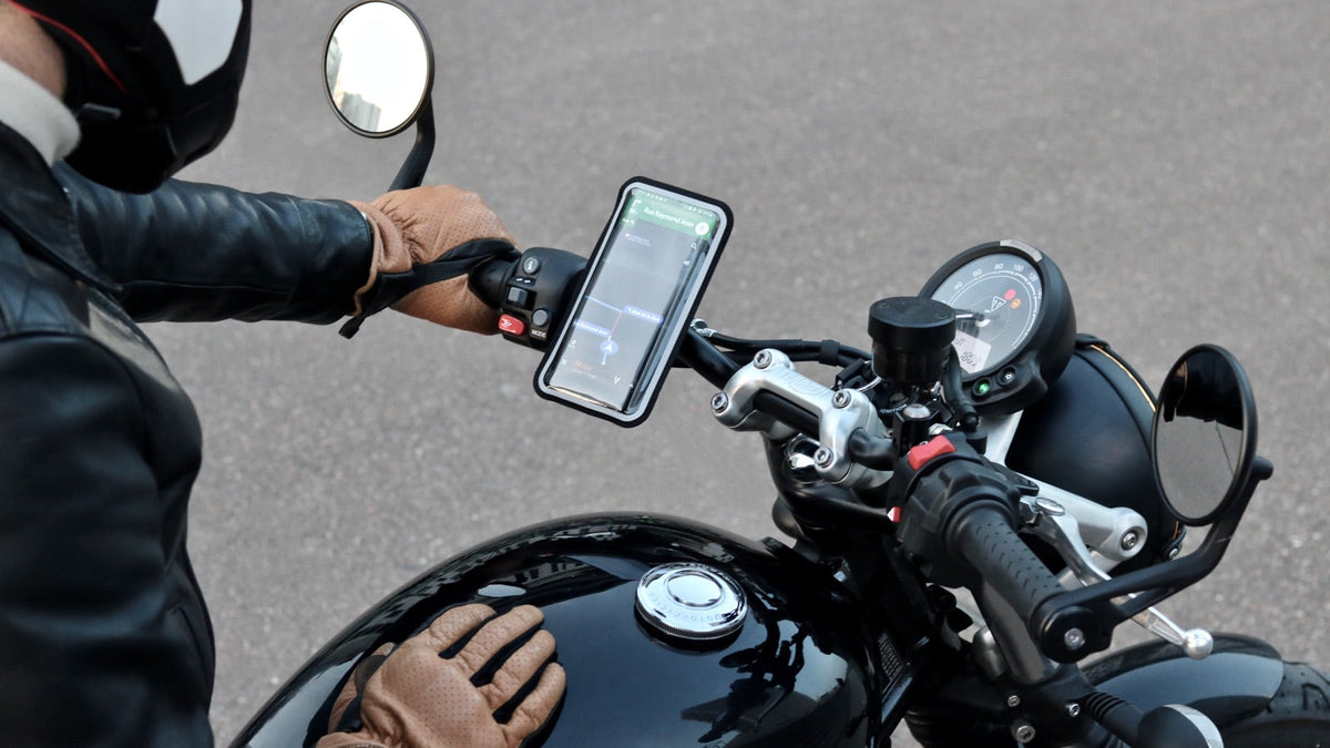 Support téléphone Shapeheart monté sur le guidon d'une moto, écran de navigation visible