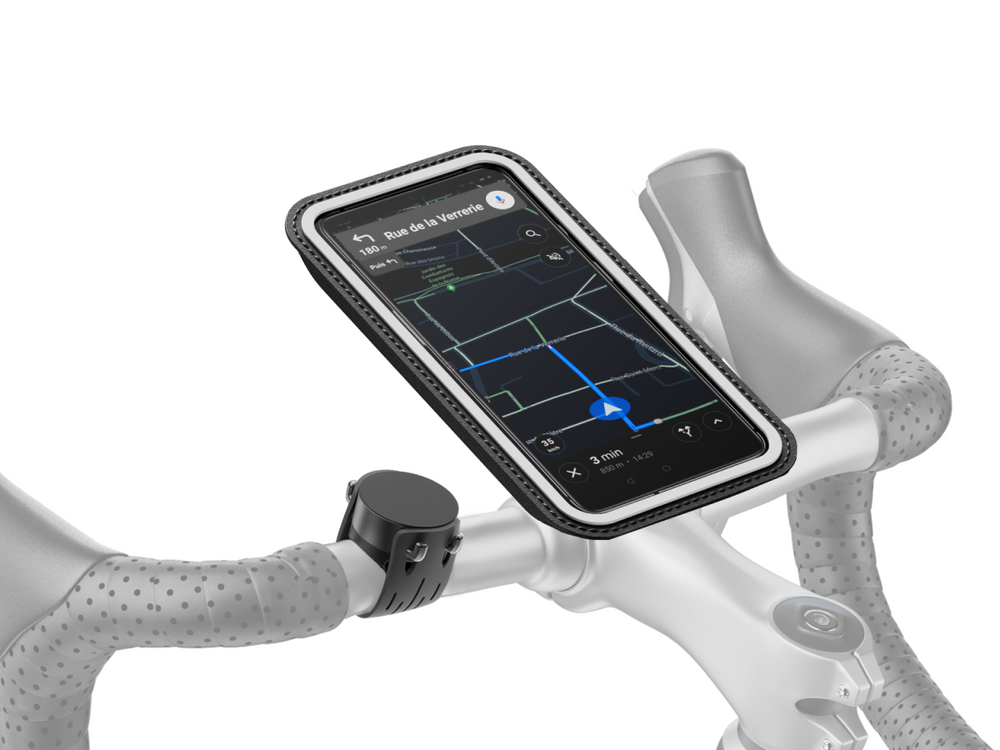 Smartphone fissato sul manubrio della bici grazie al supporto magnetico Shapeheart, perfetto per il GPS in movimento.