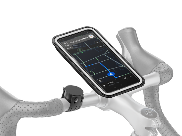 Smartphone fissato sul manubrio della bici grazie al supporto magnetico Shapeheart, perfetto per il GPS in movimento.