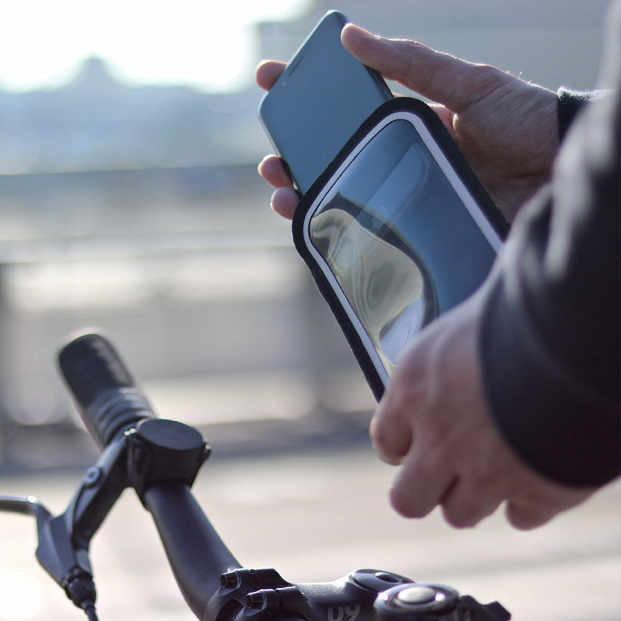 Inserimento dello smartphone nella custodia magnetica Shapeheart, protezione dalla pioggia e dalle vibrazioni