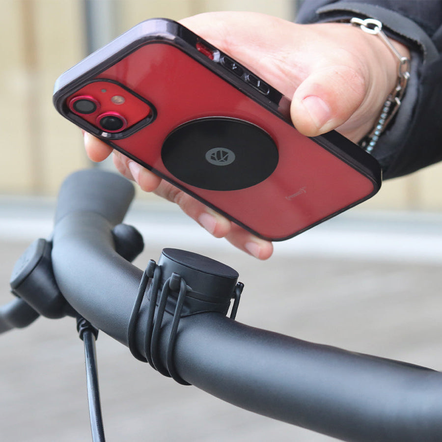 Fissaggio magnetico del telefono con piastra metallica sul supporto manubrio bici fissato con elastici
