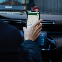 Navigazione GPS sullo schermo di uno smartphone fissato con il supporto magnetico Shapeheart in un'auto.