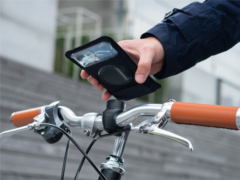 Magnetizzazione del telefono nella custodia protettiva sul supporto PRO per manubrio di bicicletta