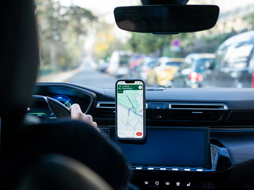 Supporto magnetico Shapeheart per auto - in posizione. Immagine che mostra un telefono fissato al supporto ideale per una navigazione GPS fluida e sicura.