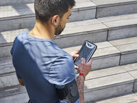 Utilizzo del telefono nella custodia perfettamente tattile, resistente alla pioggia e al sudore.