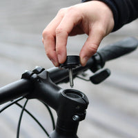 Installazione del supporto Shapeheart sulla pipa della bici con un fissaggio sicuro per tragitti sereni