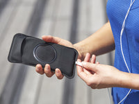 Pochette magnetica staccabile, che consente un facile accesso al telefono durante le sessioni di running, apertura per auricolari