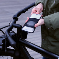 Inserimento del telefono nella custodia magnetica Shapeheart prima di fissarlo sul supporto magnetico per manubrio di bicicletta