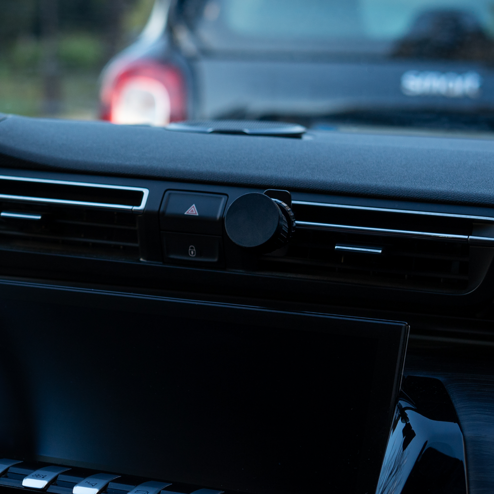 Vista dettagliata del supporto magnetico per griglia di ventilazione dell'auto, accessorio compatto ed elegante.
