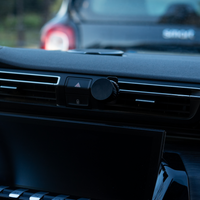 Vista dettagliata del supporto magnetico per griglia di ventilazione dell'auto, accessorio compatto ed elegante.