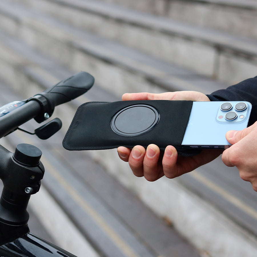 Inserimento dello smartphone nella pochette magnetica Shapeheart, pronta per essere fissata sul supporto per attacco manubrio magnetico per bici