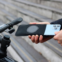Inserimento dello smartphone nella pochette magnetica Shapeheart, pronta per essere fissata sul supporto per attacco manubrio magnetico per bici