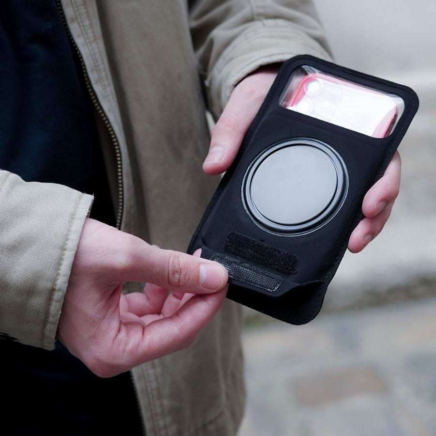 Chiusura della custodia protettiva grazie a un risvolto in velcro, perfettamente impermeabile e tattile, il telefono non rischia nulla