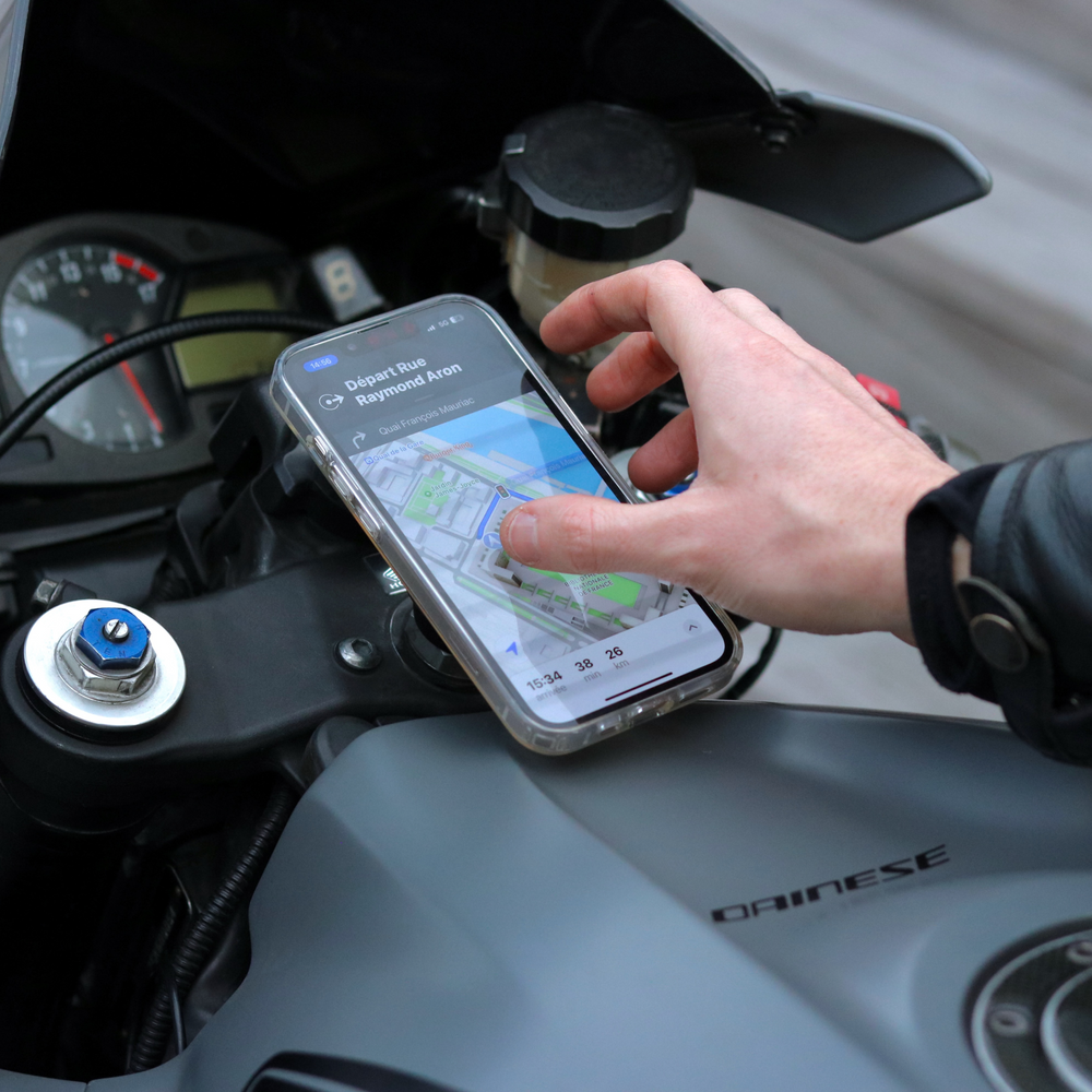 Smartphone fissato su supporto moto sportivo Shapeheart e antivibrazioni, navigazione GPS stabile e sicura