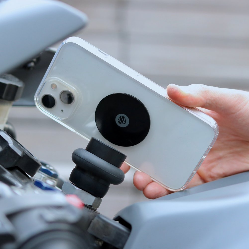 Piastra metallica Shapeheart installata su smartphone, ideale per un fissaggio magnetico robusto e compatibile con l'antivibrazione