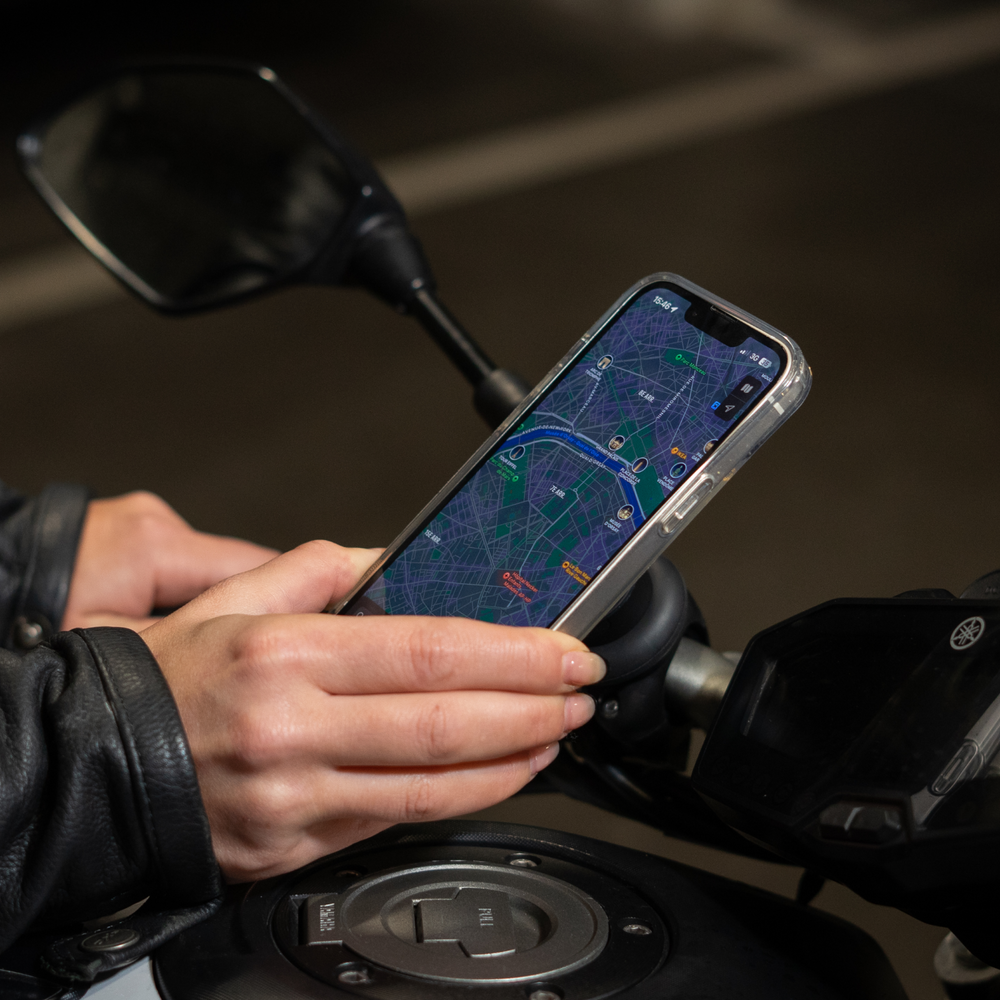 Smartphone fissato su supporto magnetico Shapeheart con antivibrazione, protegge dai riflessi e dalle vibrazioni.