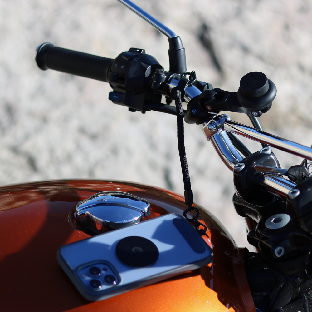 Cordino di sicurezza e antivibrazione utilizzati con la placca metallica e il supporto telefono magnetico moto Pro Boost Shapeheart