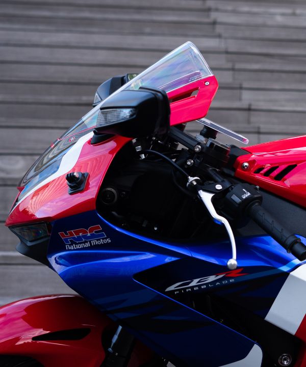 Motociclista in piena curva su una moto sportiva, che mostra la guida dinamica accessibile in A2.