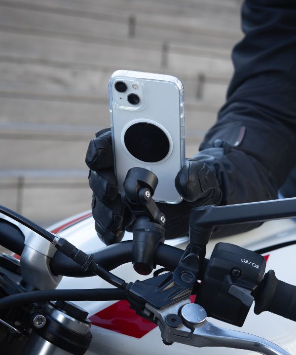 Supporto Shapeheart montato su una moto, che illustra le opzioni di installazione in base al tipo di veicolo.