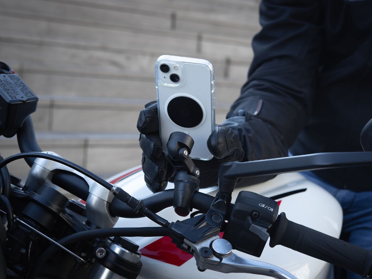 Supporto Shapeheart fissato su una moto, che illustra le opzioni di installazione in base al tipo di veicolo.