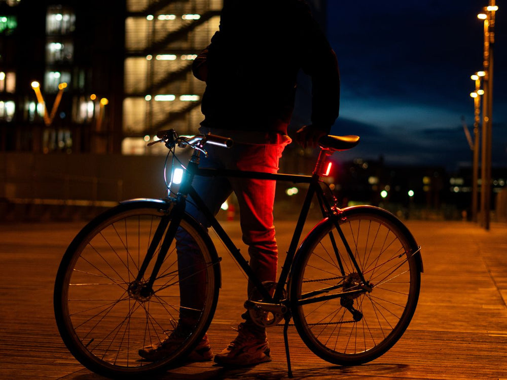 Bicicletta illuminata dalle luci magnetiche Shapeheart, che offre una visibilità a 300° per una sicurezza ottimale durante i tragitti notturni.