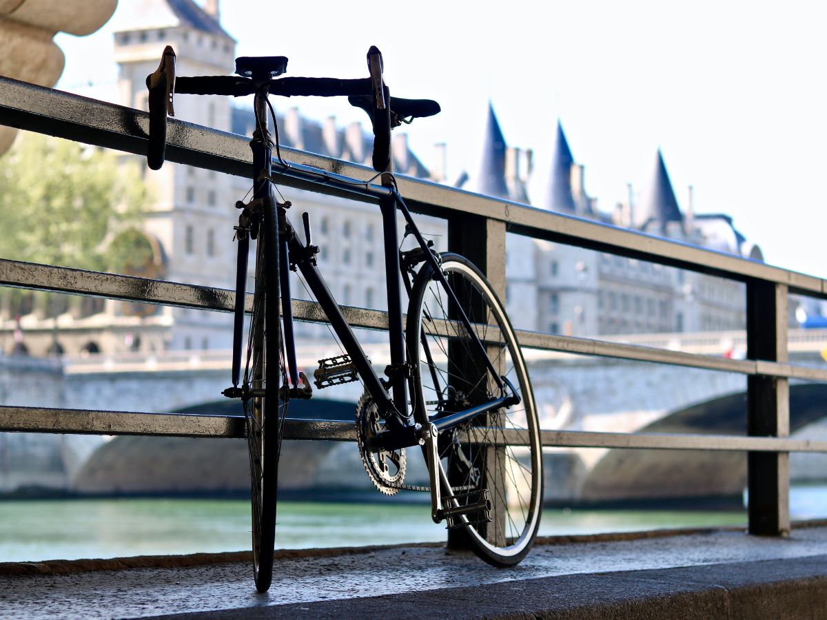 Bici da strada con geometria endurance su una strada di campagna, equipaggiata con pneumatici larghi e borse discrete.