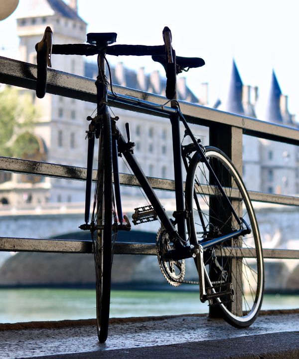 Bici da strada con geometria endurance appoggiata su una strada di campagna, equipaggiata con pneumatici larghi e borse discrete.