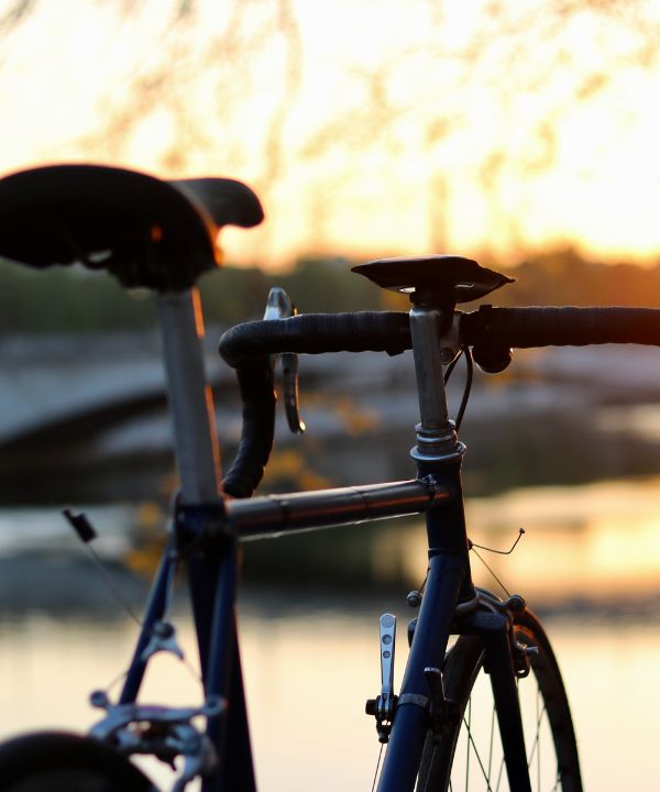Zoom su una sella ergonomica e un pantaloncino da ciclista di alta gamma durante un'uscita lunga distanza.