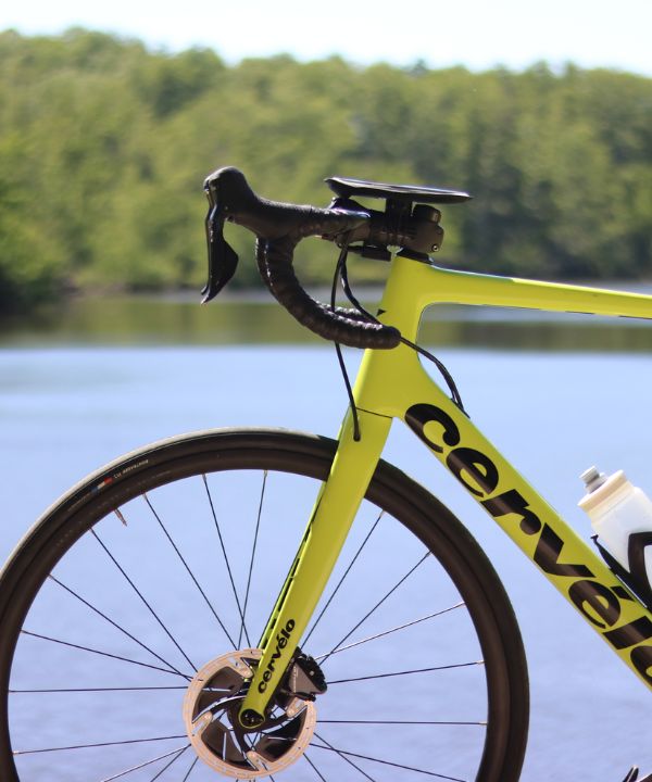 Due borracce fissate su un telaio di bicicletta, con barrette energetiche riposte in una borsa da telaio.