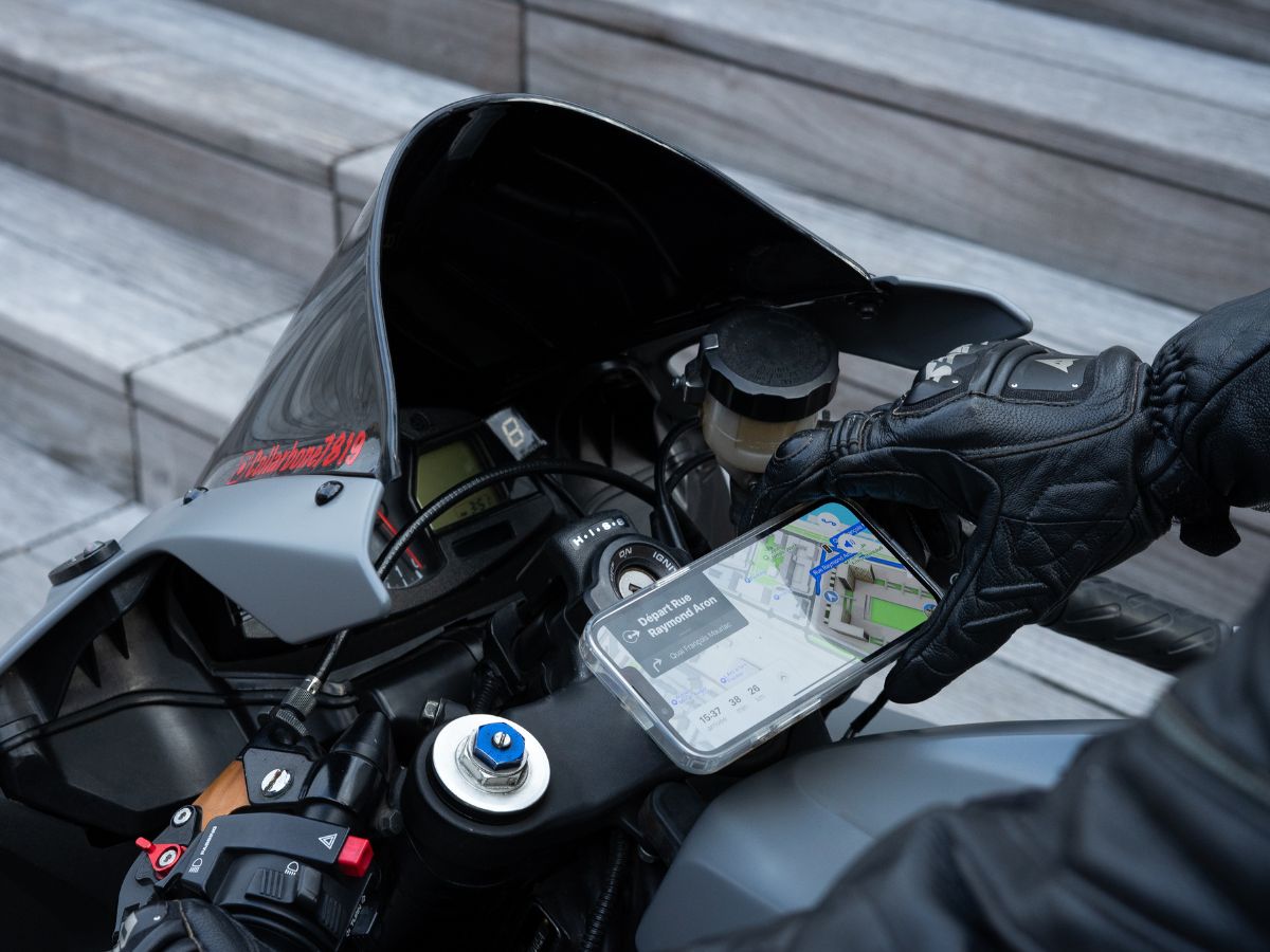 Schermo TFT moderno su una moto, connesso in Bluetooth con navigazione attiva.