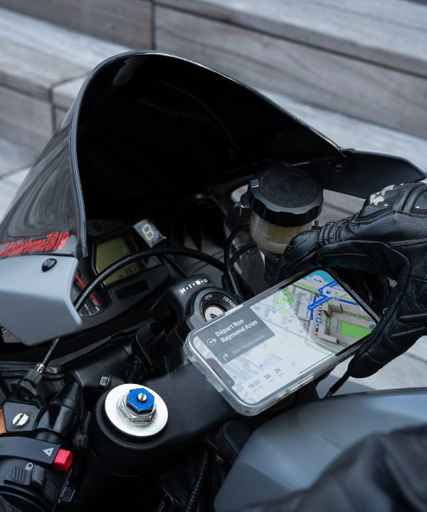 Schermo TFT moderno su una moto, connesso in Bluetooth con navigazione attiva.