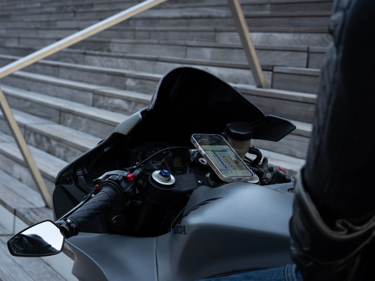 Display moto che mostra le assistenze attive come l'ABS in curva e il controllo della trazione.