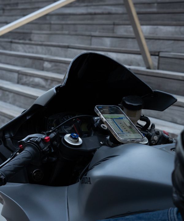 Display moto che mostra le assistenze attive come l'ABS in curva e il controllo della trazione.