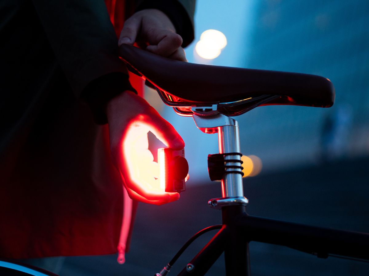Luce rossa magnetica Shapeheart fissata sul retro di una bici, per una visibilità ottimale e una pedalata in totale sicurezza.