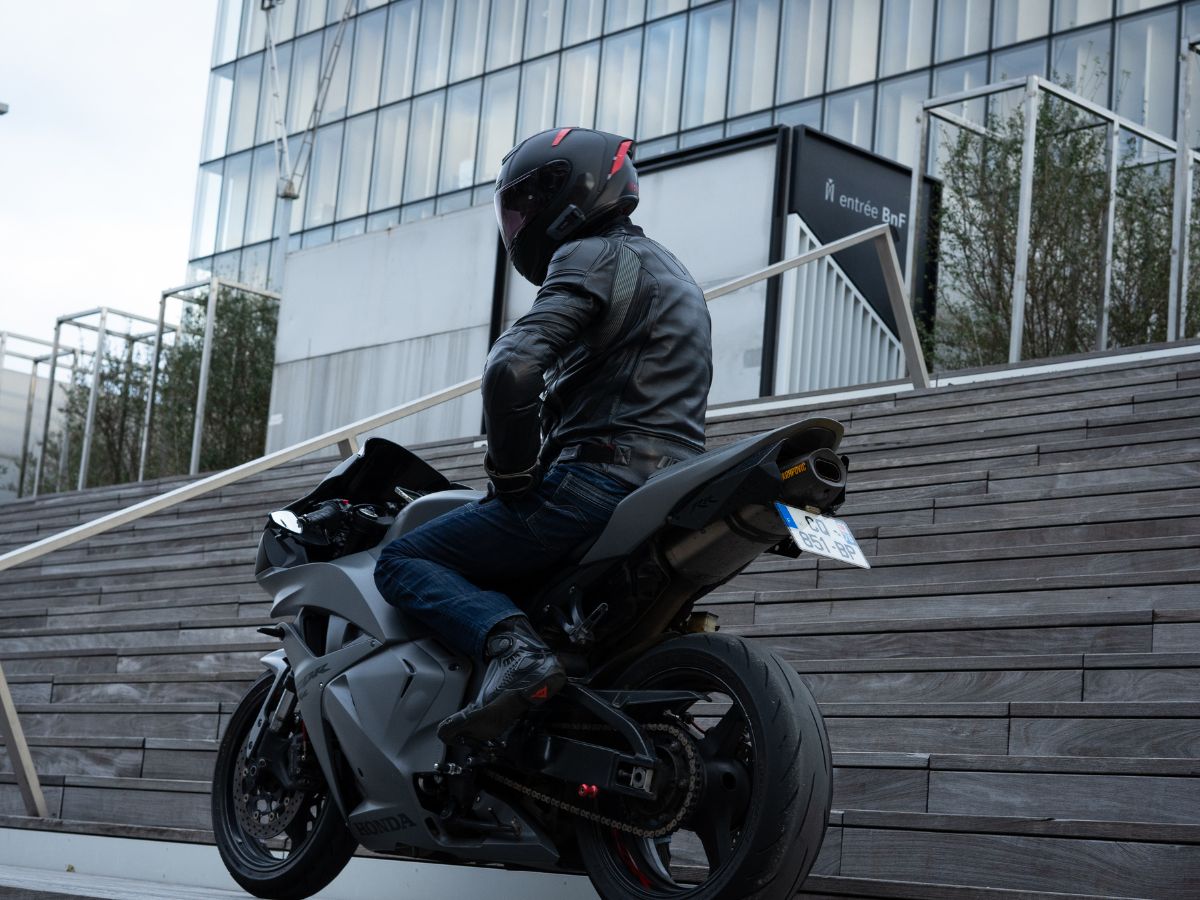 Moto equipaggiata con manopole riscaldanti, sella ergonomica e sospensioni elettroniche.