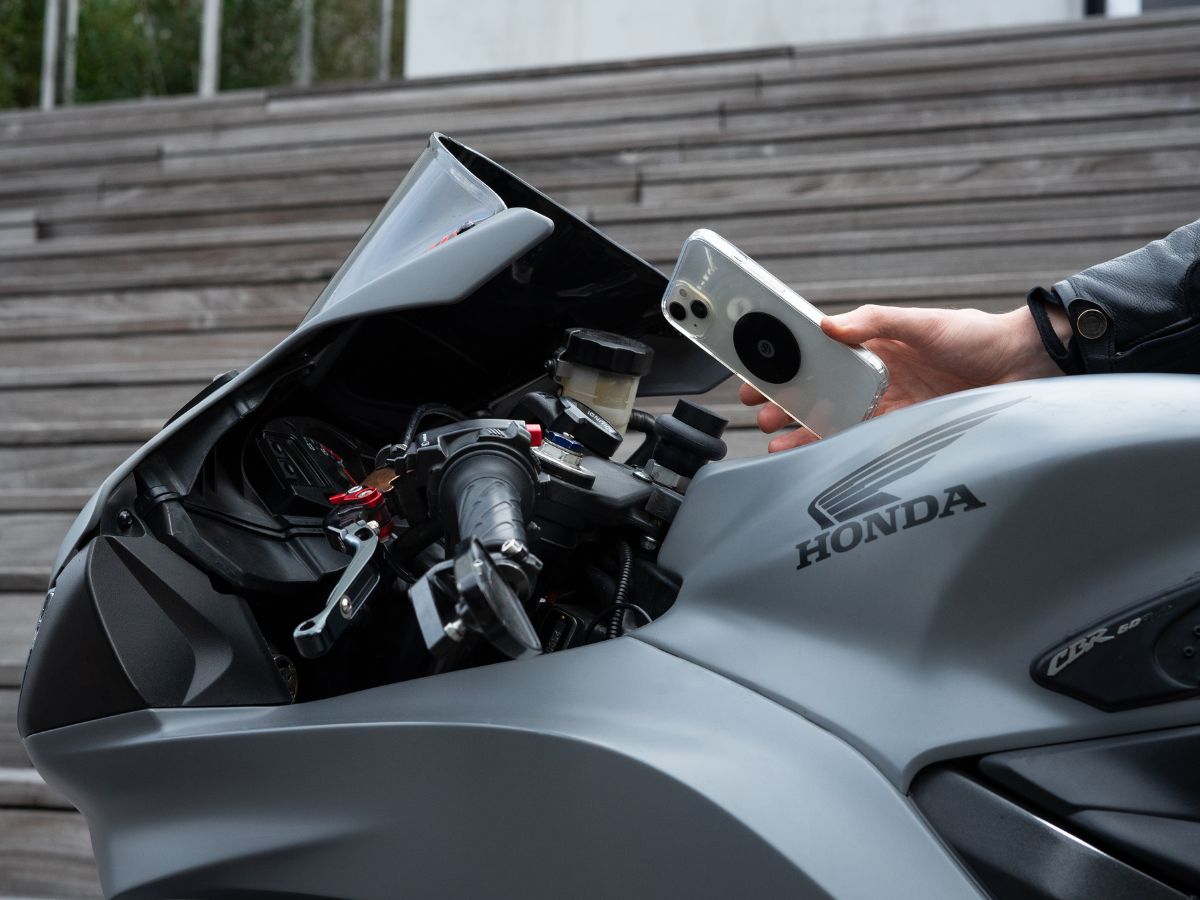 Supporto magnetico Shapeheart fissato al manubrio, smartphone tenuto in sicurezza e visibile.