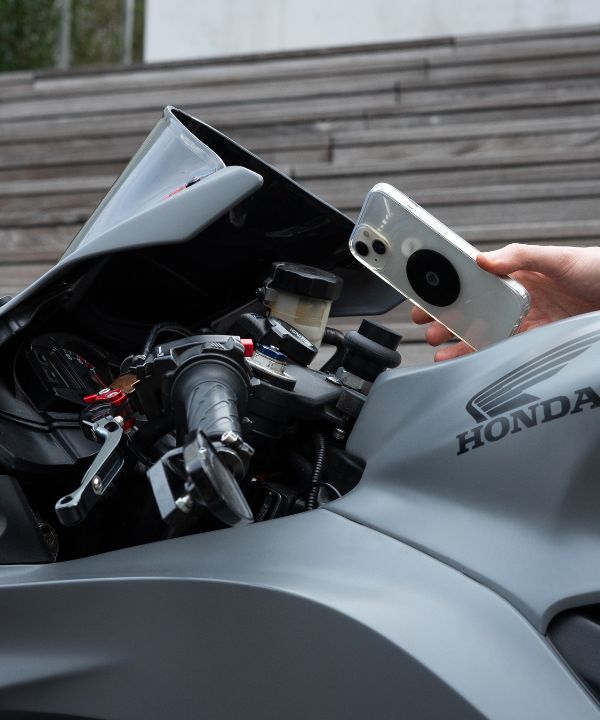 Supporto magnetico Shapeheart fissato al manubrio, smartphone tenuto in sicurezza e visibile.