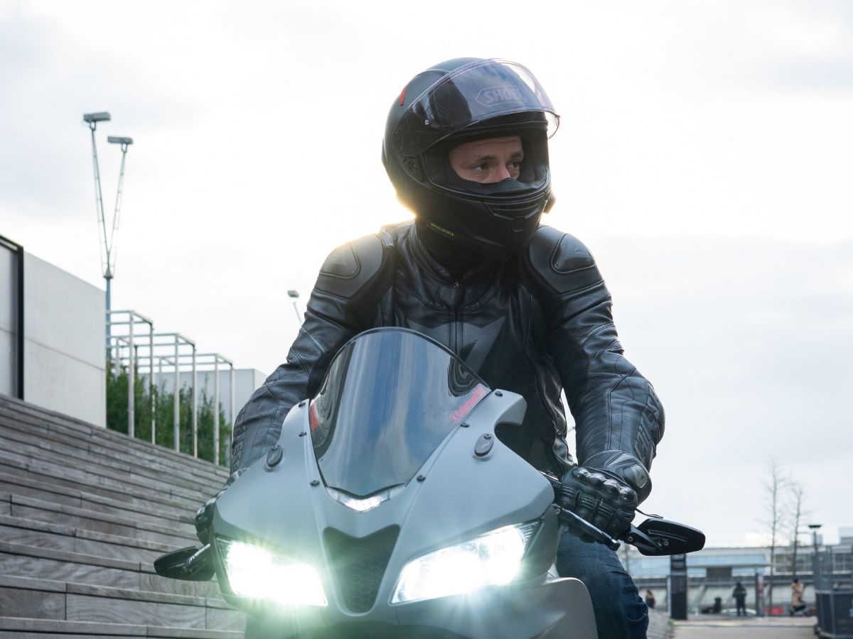 Casco moto con interfono Bluetooth, utilizzato per comunicare durante la guida.