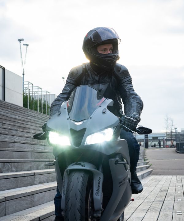 Casco moto con interfono Bluetooth, utilizzato per comunicare durante la guida.