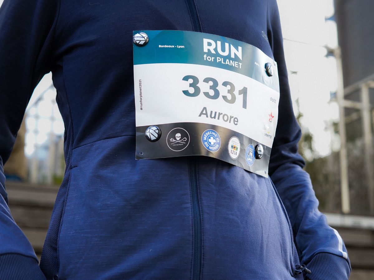 Maglia da running con pettorale perfettamente tenuto in posizione dai magneti Shapeheart, senza alcuno spillo.