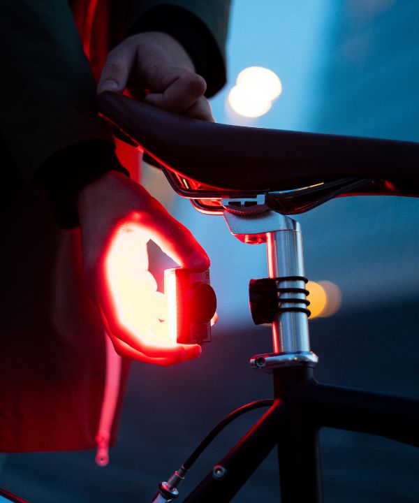 Luce rossa magnetica Shapeheart fissata sul retro di una bicicletta, per una visibilità ottimale e una guida in totale sicurezza.