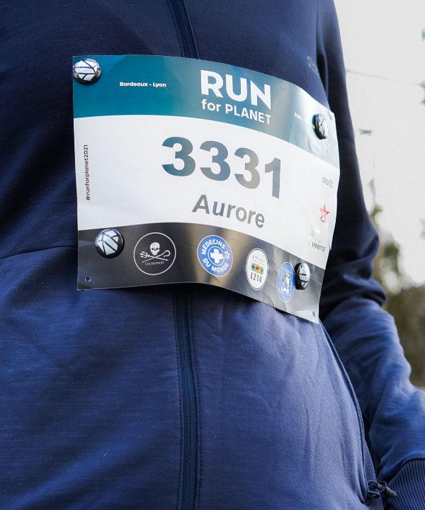 Maglia da running con pettorale perfettamente tenuto in posizione dai magneti Shapeheart, senza alcuno spillo.