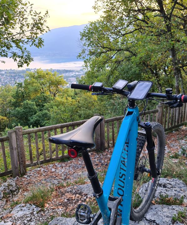 Ciclista che consulta una mappa su un GPS dedicato e un altro su un'app mobile.