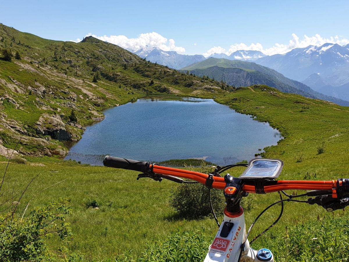Vista di un ciclista che collega una batteria esterna al proprio smartphone montato sulla bici.