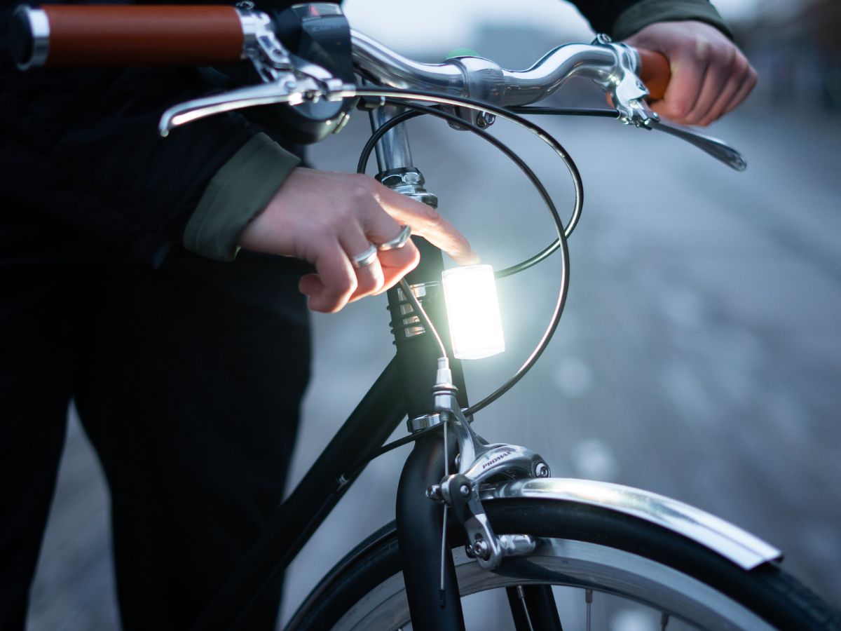 Attivazione facile della luce magnetica Shapeheart, una semplice pressione per accendere o spegnere l'illuminazione bici ricaricabile.