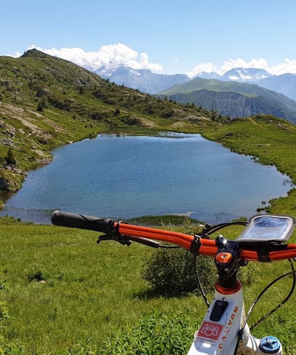 Vista di un ciclista che collega una batteria esterna al proprio smartphone montato sulla bici.
